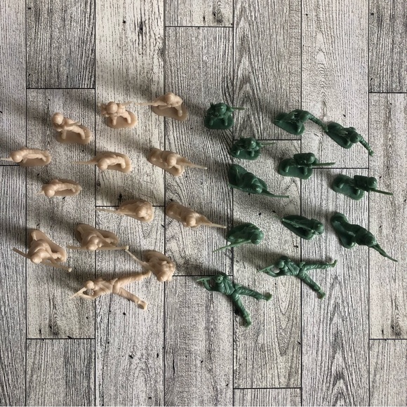 Greenbrier International VTG Army Men Greenbrier Toy Soldiers Figurine Lot of 25 - Picture 10 of 12